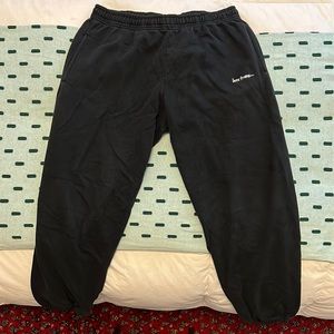 iets frans… classic black jogger